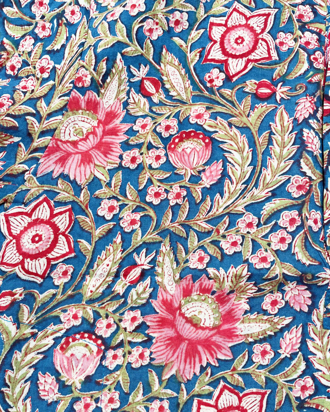 Ata Kurta Blu Majorelle dettaglio stampa floreale rosa con foglie su cotone blu intenso