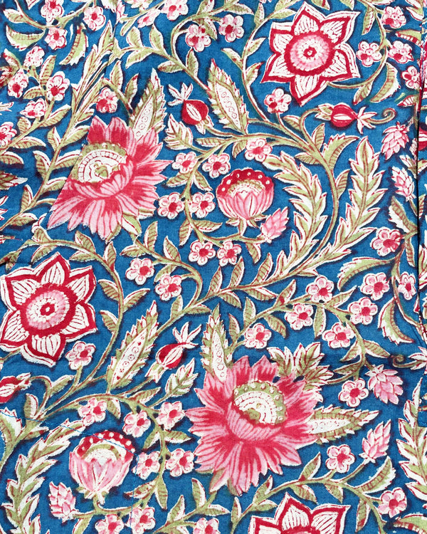 Ata Kurta Blu Majorelle dettaglio stampa floreale rosa con foglie su cotone blu intenso