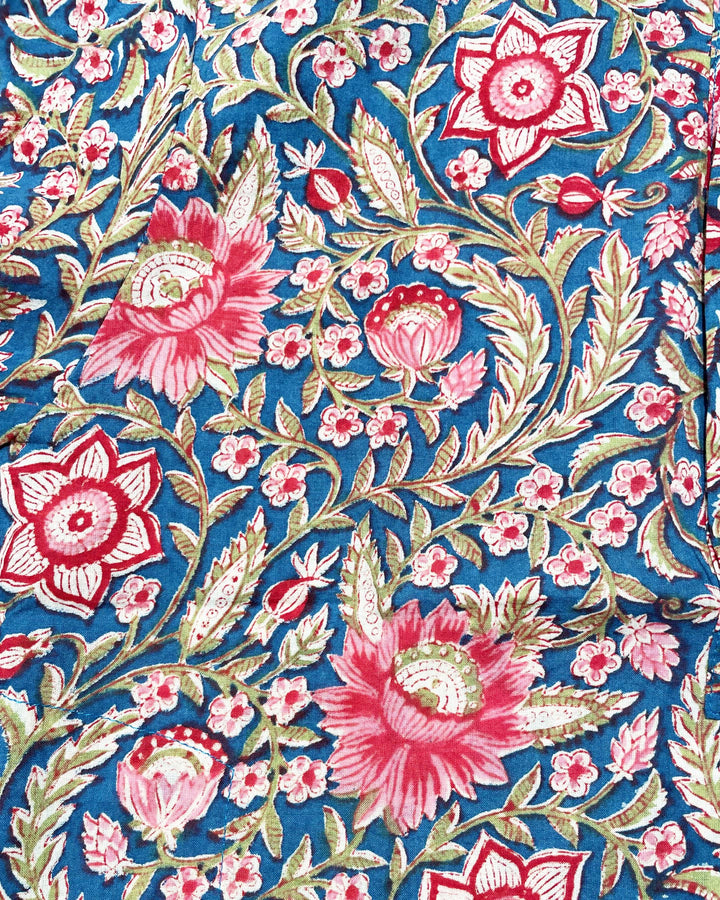 Ata Kurta Blu Majorelle dettaglio stampa floreale rosa con foglie su cotone blu intenso