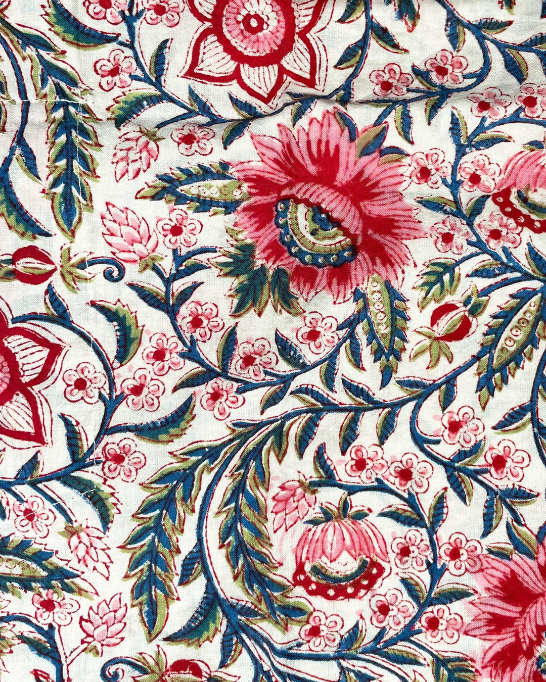 Ata Kurta White Majorelle dettaglio stampa floreale rosa corallo e foglie su cotone bianco