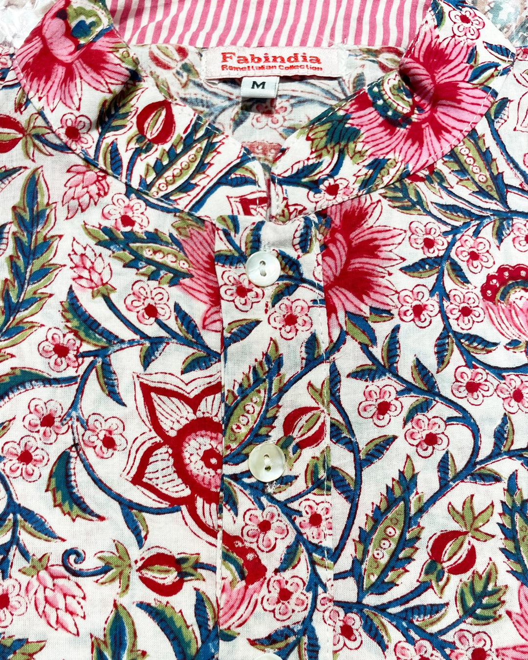 Tessuto cotone indiano stampato fiori rosa delicati foglie verdi e azzurre su fondo bianco