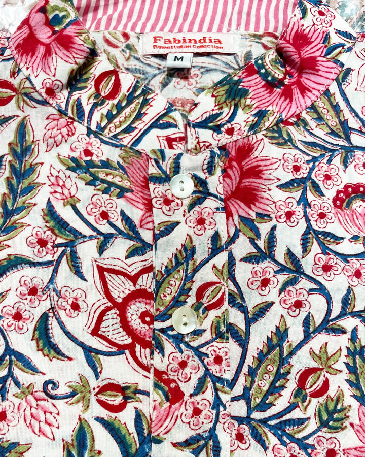 Tessuto cotone indiano stampato fiori rosa delicati foglie verdi e azzurre su fondo bianco